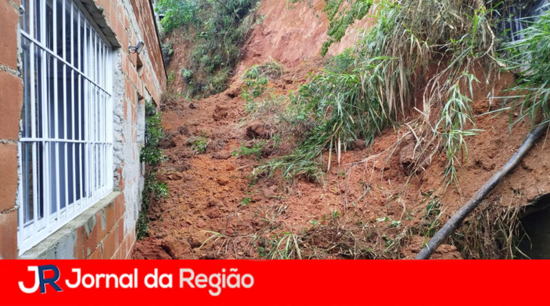 Deslizamento de barranco atinge casa no Jardim Caçula, em Jundiaí