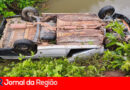 Motorista perde controle e cai com carro em rio