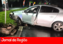 Carro e moto batem na frente do Cemitério dos Ipês