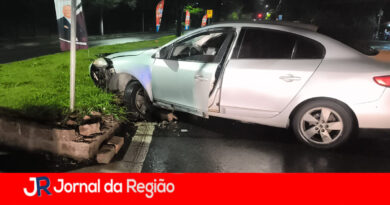 Carro e moto batem na frente do Cemitério dos Ipês