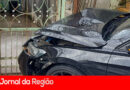 Carro bate em portão de casa no Centro de Jundiaí