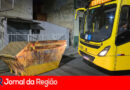 Caçamba de entulho atrapalha conversão de ônibus