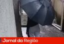 Moradores coletam água da chuva por conta de desabastecimento
