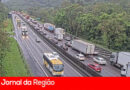 Motorista enfrenta lentidão na Rodovia Silvio Santos sentido Jundiaí