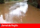Estrada de Cabreúva virou um grande rio e limites sumiram