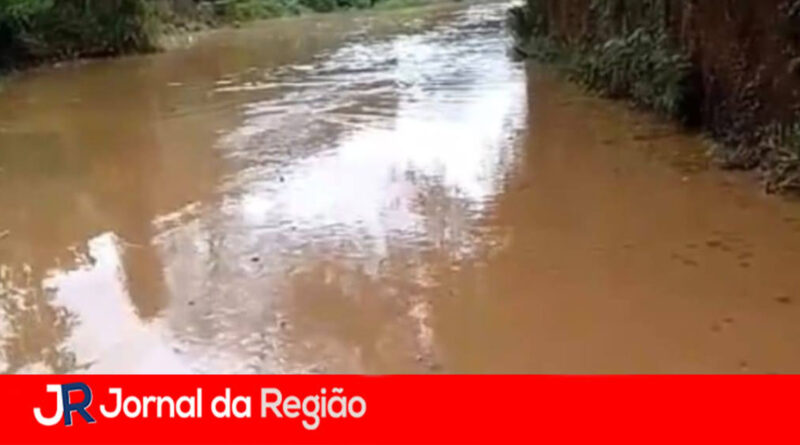 Estrada de Cabreúva virou um grande rio e limites sumiram