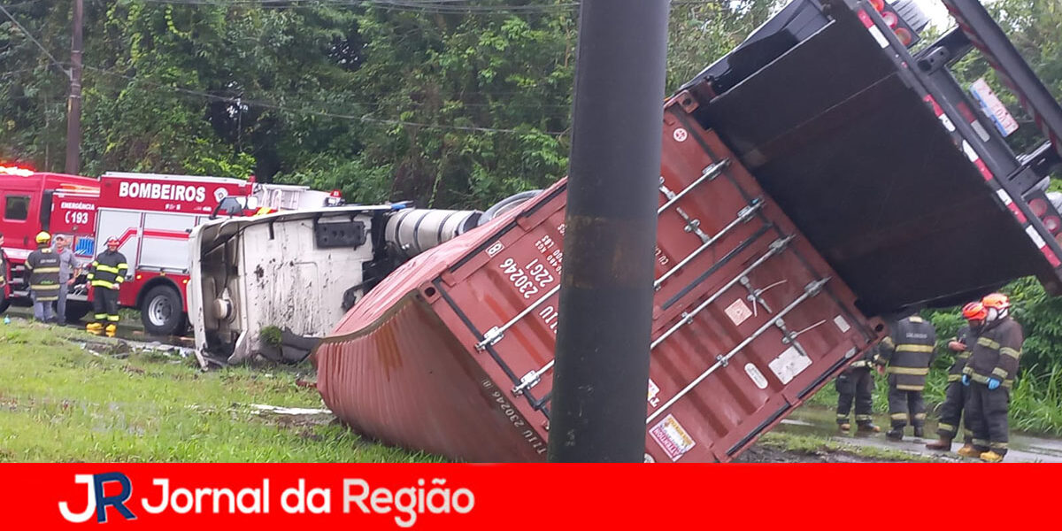 carreta capotou copiar