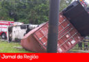 Carreta capota em curva de Santos