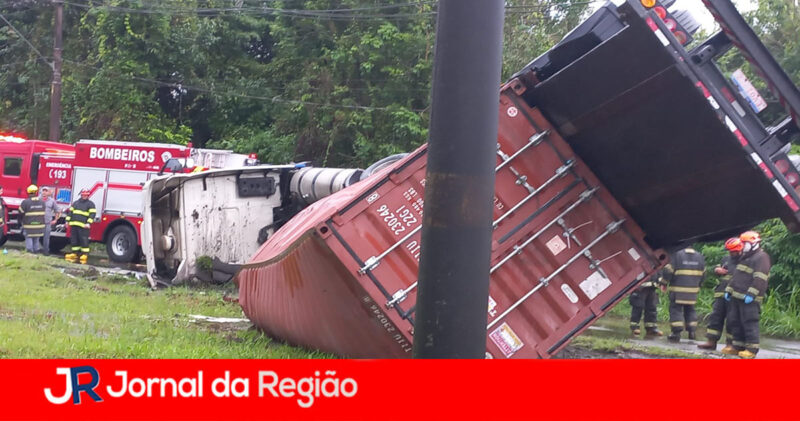 carreta capotou copiar