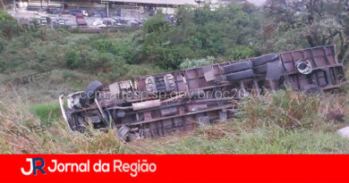Carreta atinge caminhão que tomba e cai em ribanceira na Bandeirantes