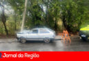 Carro quebra poste na Avenida Antônio Pincinato, no bairro do Aeroporto