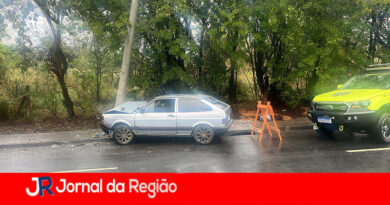 Carro quebra poste na Avenida Antônio Pincinato, no bairro do Aeroporto