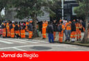 Coletores de lixo de Jundiaí fazem “pausa” para despedida de Pablo, de 19 anos