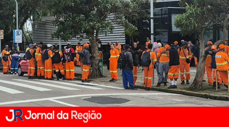Coletores de lixo de Jundiaí fazem “pausa” para despedida de Pablo, de 19 anos