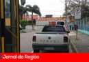 Leitor pede multas para veículos parados em frente de escola