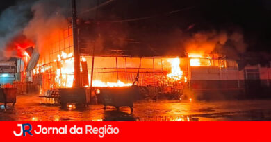 Incêndio atinge galpão da Ceagesp e provoca interdição por risco de desabamento