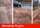 Chuva leva lama e destrói abrigo de ônibus recém-reformado