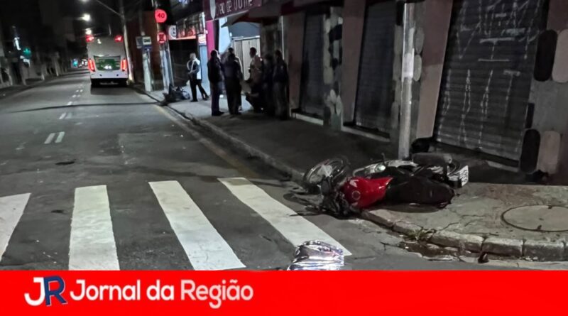 Garupa morre em acidente de moto no Centro