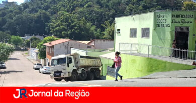 Caminhão trava em subida e desce de ré na Ponte São João