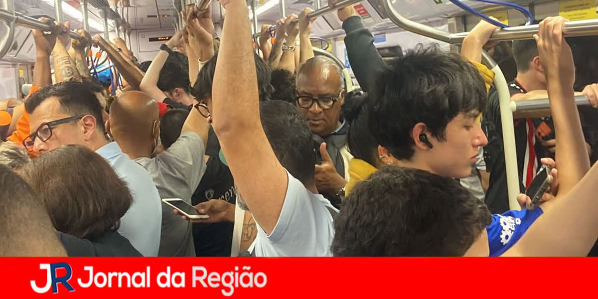 trem parado lotado copiar
