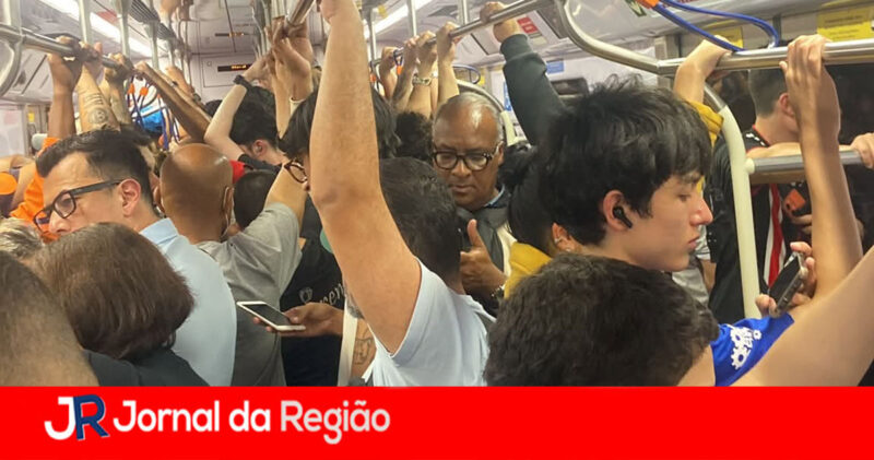 trem parado lotado copiar