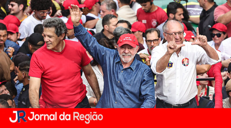 Lula vira, bate Flávio Bolsonaro e é reeleito para inédito quarto mandato