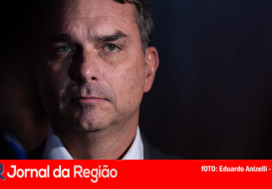 Flávio se declara Presidente dos “Estados Unidos do Brazil”