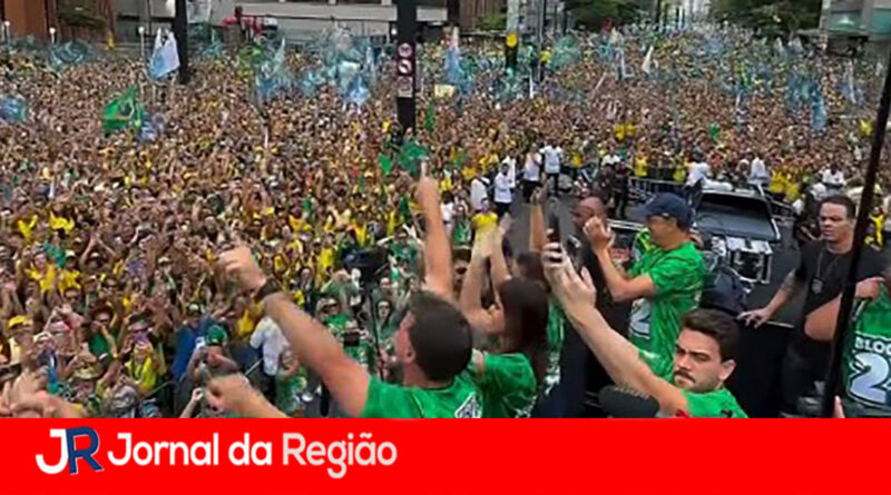 Flávio reúne milhares de apoiadores na Paulista e diz que o Brasil está “sem presidente”