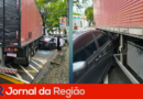 Carreta atinge carros e bloqueia via na Chácara Urbana