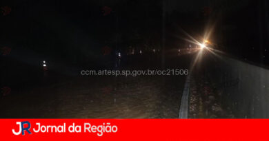 Deslizamento de terra no Km 43, em Cajamar, coloca motoristas em alerta