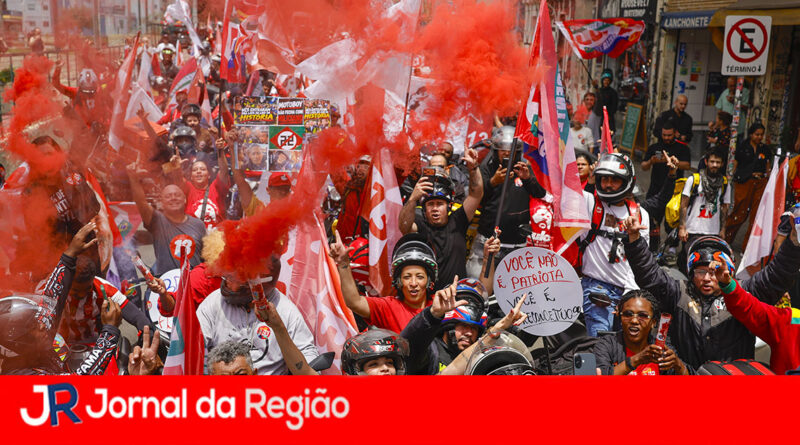 Entregadores e motoboys fazem motociata pró-Lula no centro de São Paulo