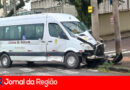Van que bateu em poste vai para Pátio de Guincho