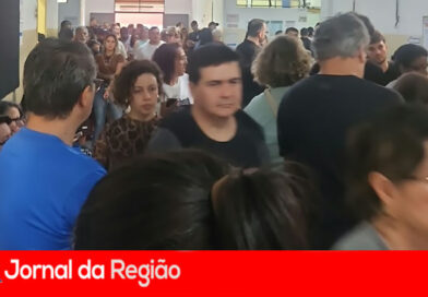 Eleitores esperam quase uma hora na fila de votação, no Tamoio