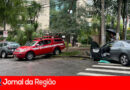 Carro bate em poste no Centro de Jundiaí