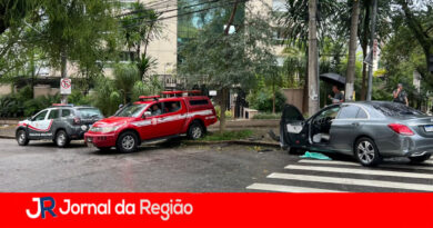 Carro bate em poste no Centro de Jundiaí