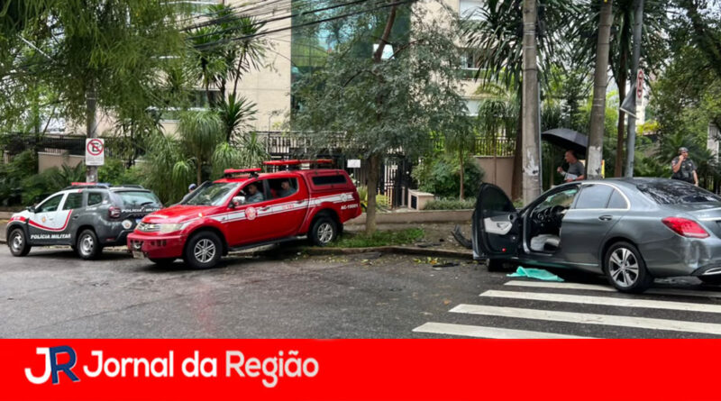Carro bate em poste no Centro de Jundiaí