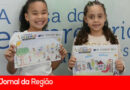 Dirigentes Lojistas entrega prêmios para vencedoras de concurso de desenho