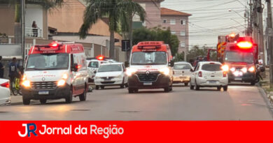 Colisão entre duas motos deixa três feridos no Residencial Jundiaí