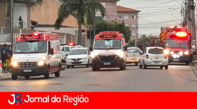 Colisão entre duas motos deixa três feridos no Residencial Jundiaí