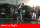 Carro capota na rua Carlos Gomes