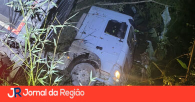 Perseguição cinematográfica termina após 100 Km com caminhão em ribanceira