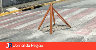 Moradores sinalizam buraco em Várzea com pedaços de madeiras