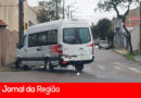 Van atinge poste em acidente na Vila Arens