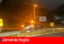 Carro sobe em defensas metálicas no Trevo de Jundiaí