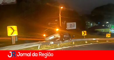 Carro sobe em defensas metálicas no Trevo de Jundiaí