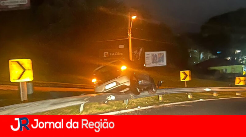 Carro sobe em defensas metálicas no Trevo de Jundiaí