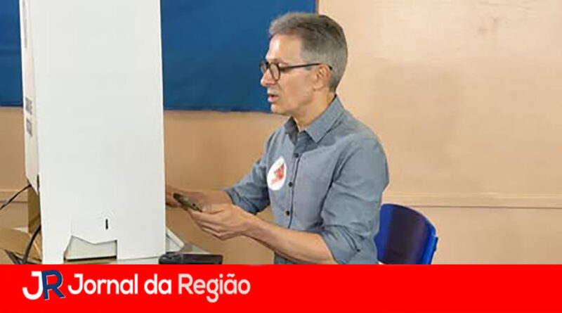 Zema declara apoio a Flávio no 2º turno e diz que Brasil não aguenta mais 4 anos de Lula