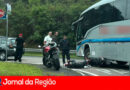 Motociclista fica ferida por causa do ‘ponto cego’ de ônibus