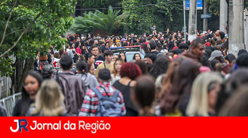 Multidão faz fila para ver BTS no Morumbi