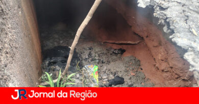 Buraco de grandes proporções se abre na Avenida Frederico Ozanam, na Ponte São João
